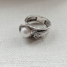 Load image into Gallery viewer, Sculpted Rings With Freshwater Pearls and Sterling Silver 925
