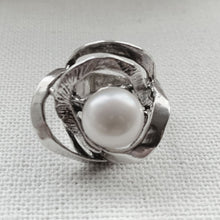 Load image into Gallery viewer, Sculpted Rings With Freshwater Pearls and Sterling Silver 925
