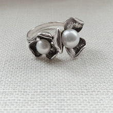 Load image into Gallery viewer, Sculpted Rings With Freshwater Pearls and Sterling Silver 925
